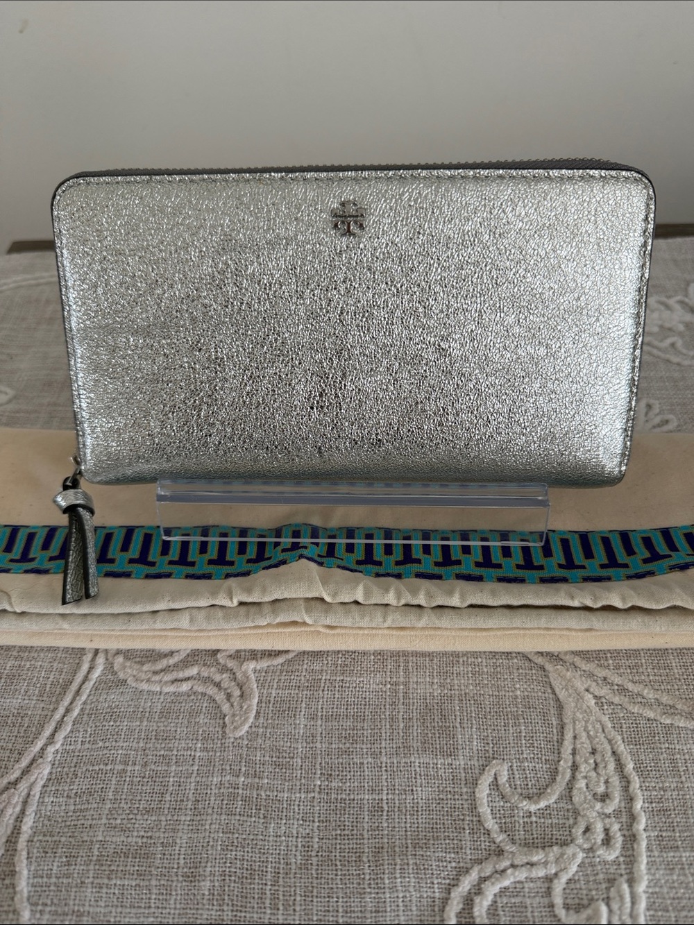 Tory Burch EUC  Silver Metallic/Gray Zip-Around Continental Wallet & Dust Bag